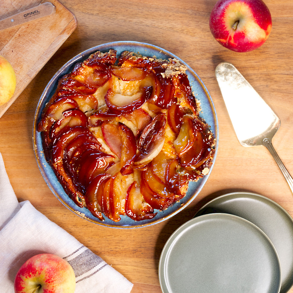 Karamellisierte Äpfel und ein buttriger Teig – diese französische Apfel-Tarte-Tatin ist ein echtes Genuss-Highlight. Einfach stürzen und warm servieren!