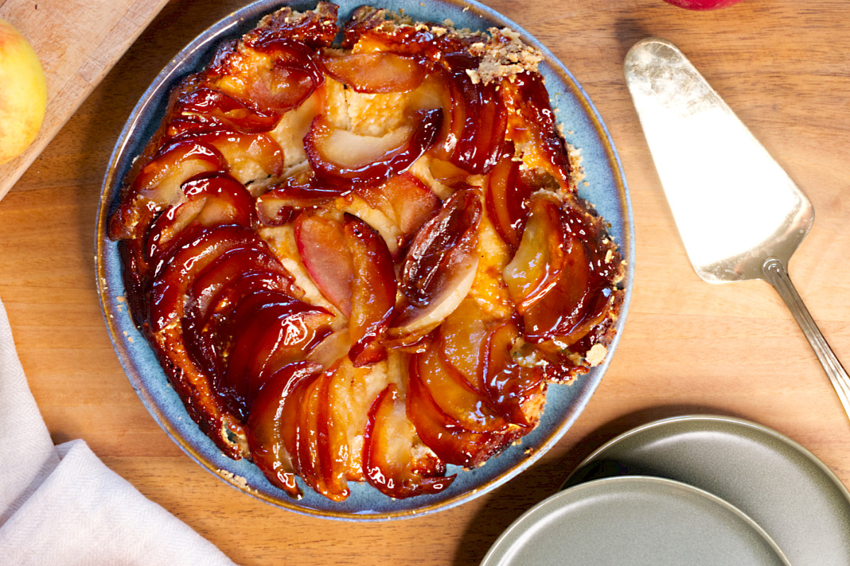 Karamellisierte Äpfel und ein buttriger Teig – diese französische Apfel-Tarte-Tatin ist ein echtes Genuss-Highlight. Einfach stürzen und warm servieren!