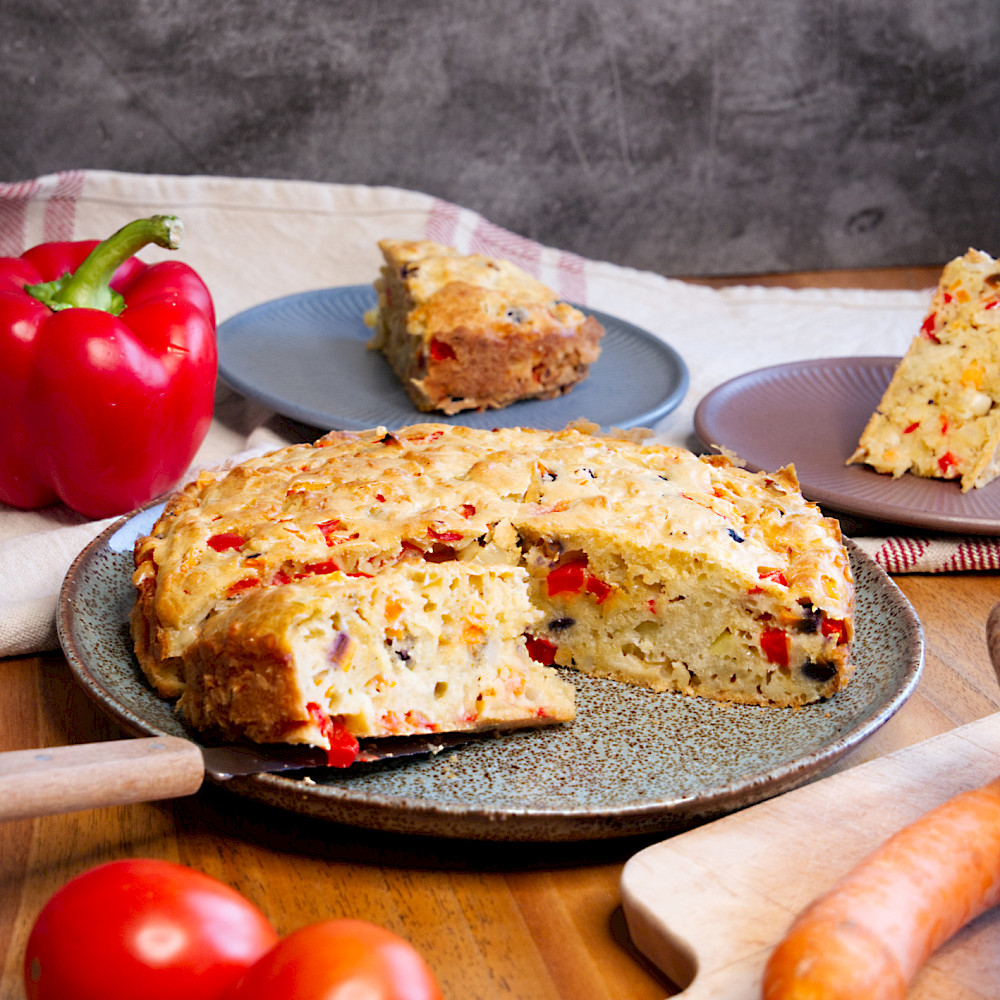 Herzhaft, fluffig und voller Geschmack – dieser Gemüsekuchen kombiniert saftigen Rührteig mit buntem Gemüse und Käse. Perfekt als herzhafte Alternative zum süßen Kuchen!