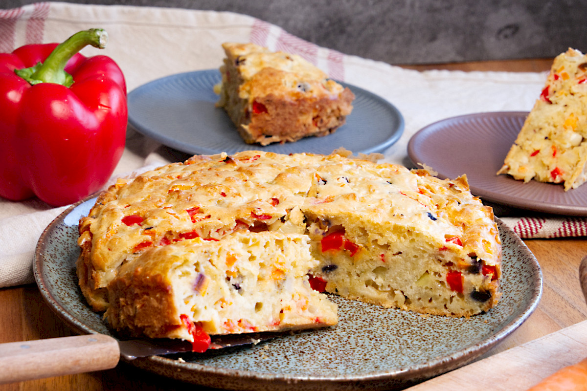 Herzhaft, fluffig und voller Geschmack – dieser Gemüsekuchen kombiniert saftigen Rührteig mit buntem Gemüse und Käse. Perfekt als herzhafte Alternative zum süßen Kuchen!