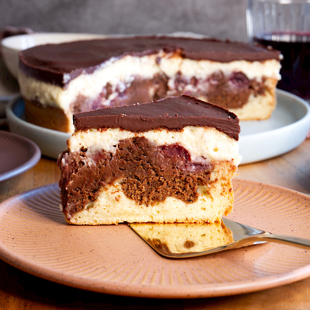 Saftiger Rührteig, fruchtige Kirschen, cremige Puddingbutter und knackige Schokoladenglasur – die Donauwelle ist ein echter Kuchengenuss. Ein Klassiker, der immer begeistert!