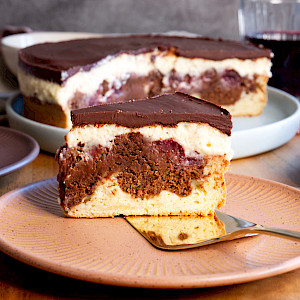 Saftiger Rührteig, fruchtige Kirschen, cremige Puddingbutter und knackige Schokoladenglasur – die Donauwelle ist ein echter Kuchengenuss. Ein Klassiker, der immer begeistert!