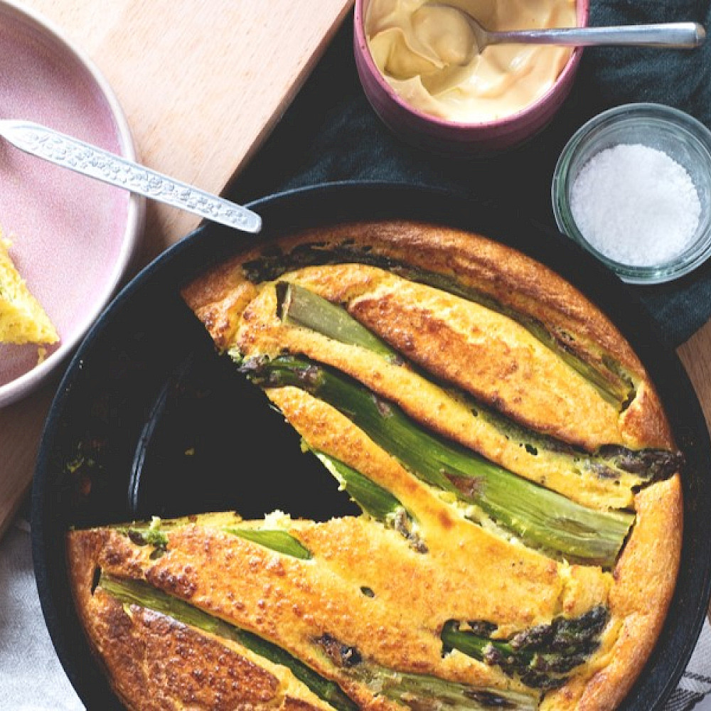 Diese ofengebackene Frittata vereint nussiges Kichererbsenmehl, aromatische Gewürze und frischen grünen Spargel zu einem leichten, aber vollwertigen Gericht.