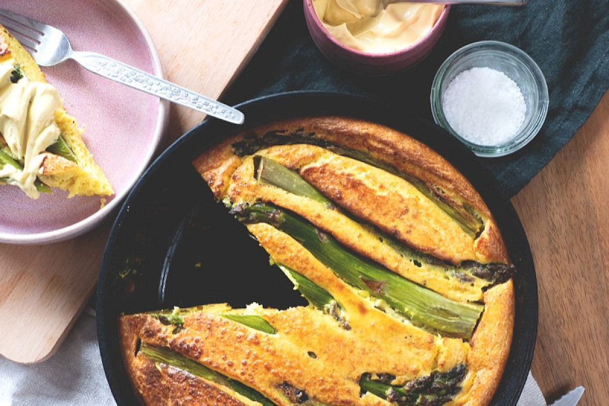 Diese ofengebackene Frittata vereint nussiges Kichererbsenmehl, aromatische Gewürze und frischen grünen Spargel zu einem leichten, aber vollwertigen Gericht.