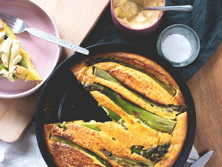 Diese ofengebackene Frittata vereint nussiges Kichererbsenmehl, aromatische Gewürze und frischen grünen Spargel zu einem leichten, aber vollwertigen Gericht.