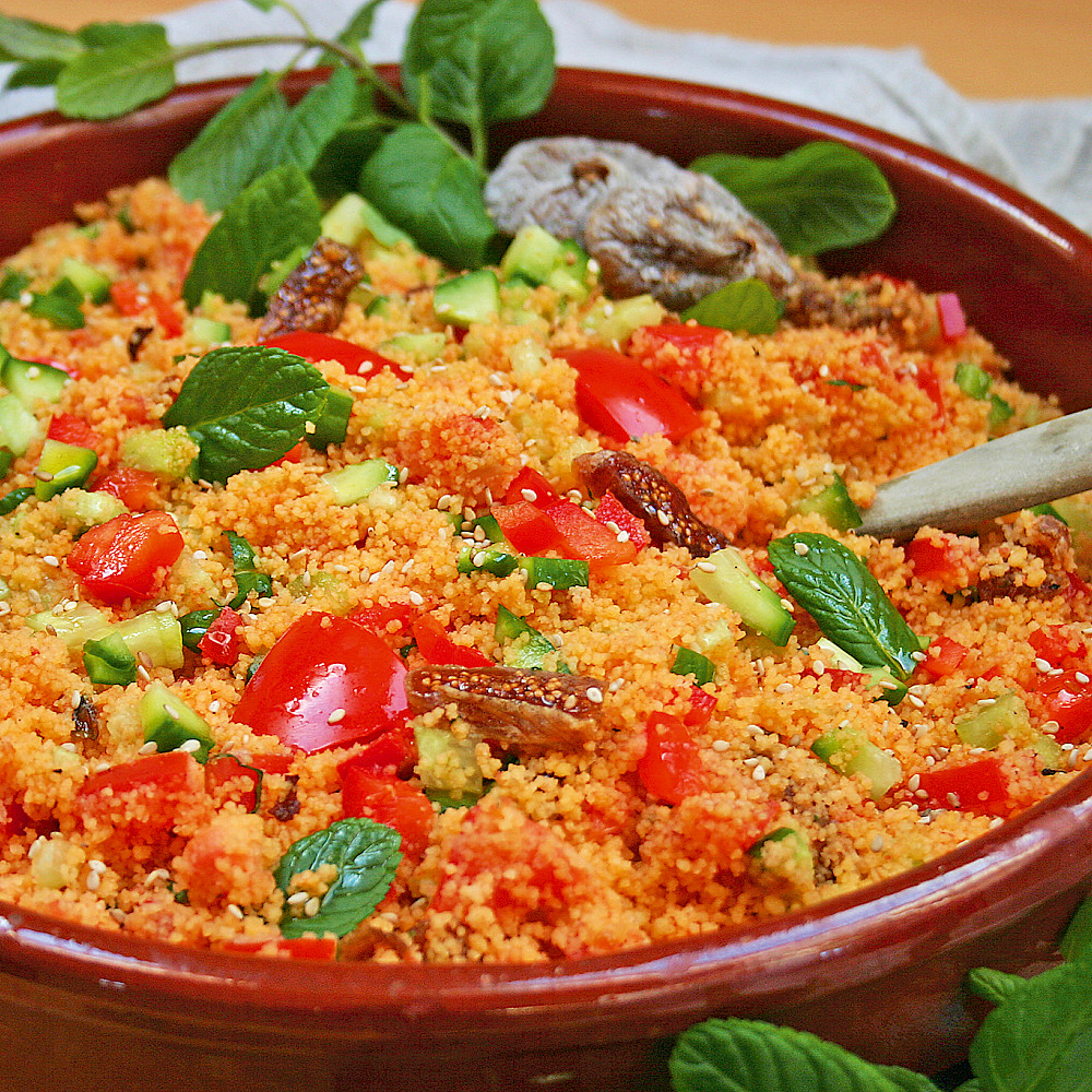 Couscous-Salat mit Tomaten und Gurken