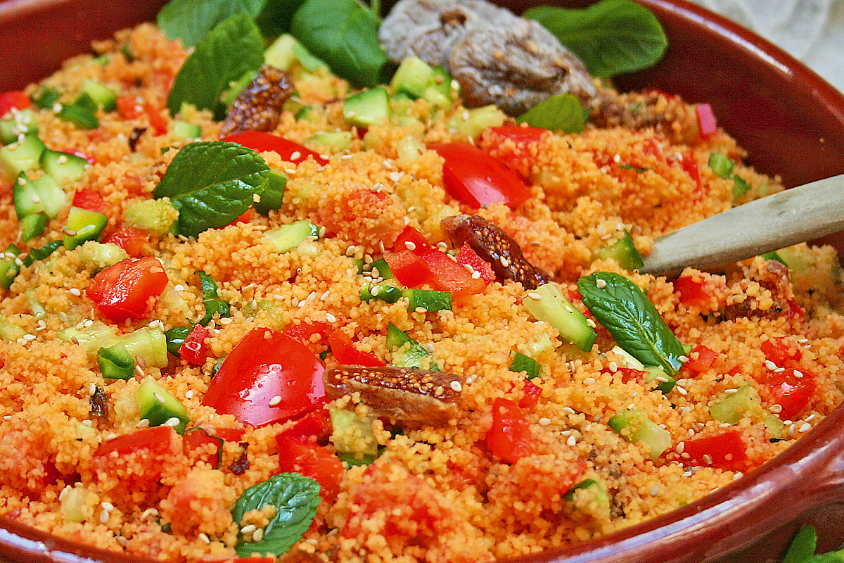 Couscous-Salat mit Tomaten und Gurken