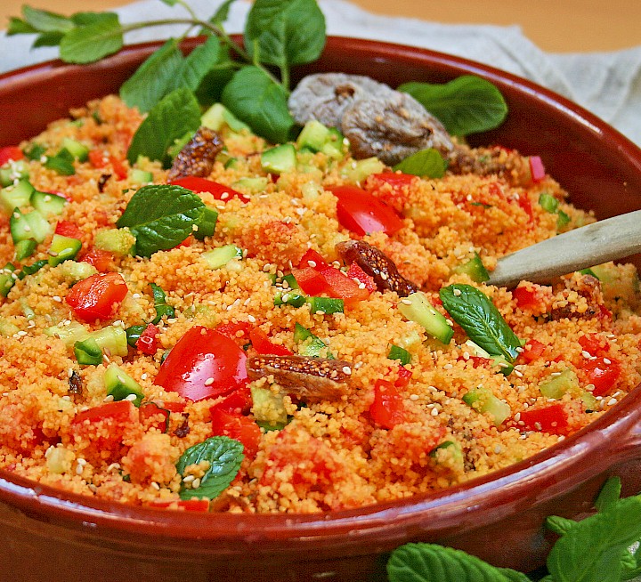 Couscous-Salat mit Tomaten und Gurken