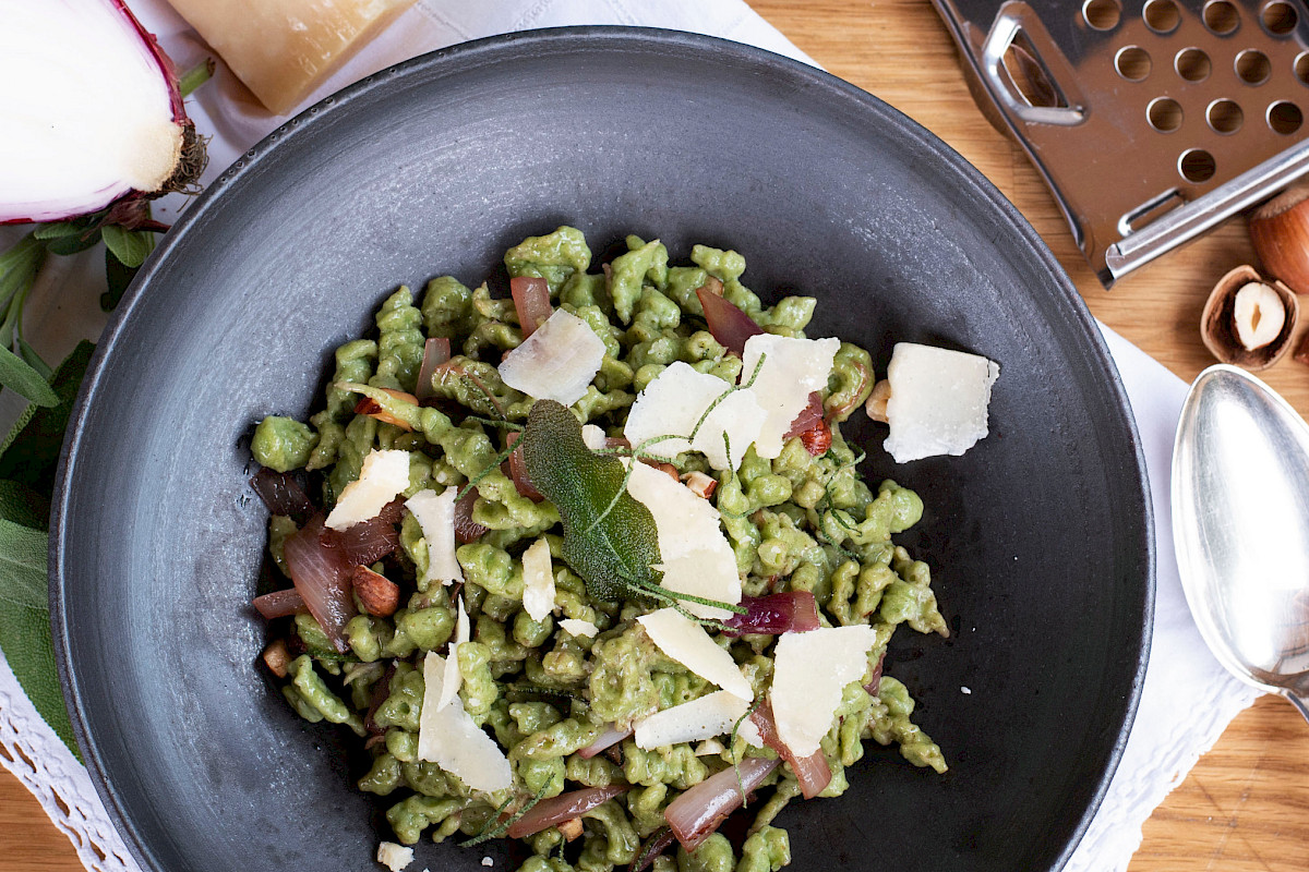 Grüne Spätzle mit Nuss-Zwiebel-Schmelze
