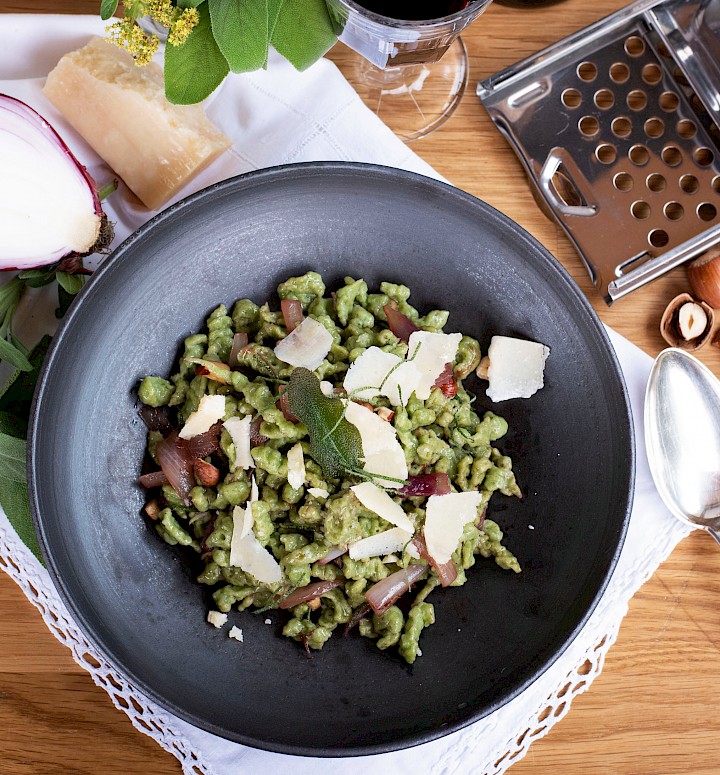 Grüne Spätzle mit Nuss-Zwiebel-Schmelze