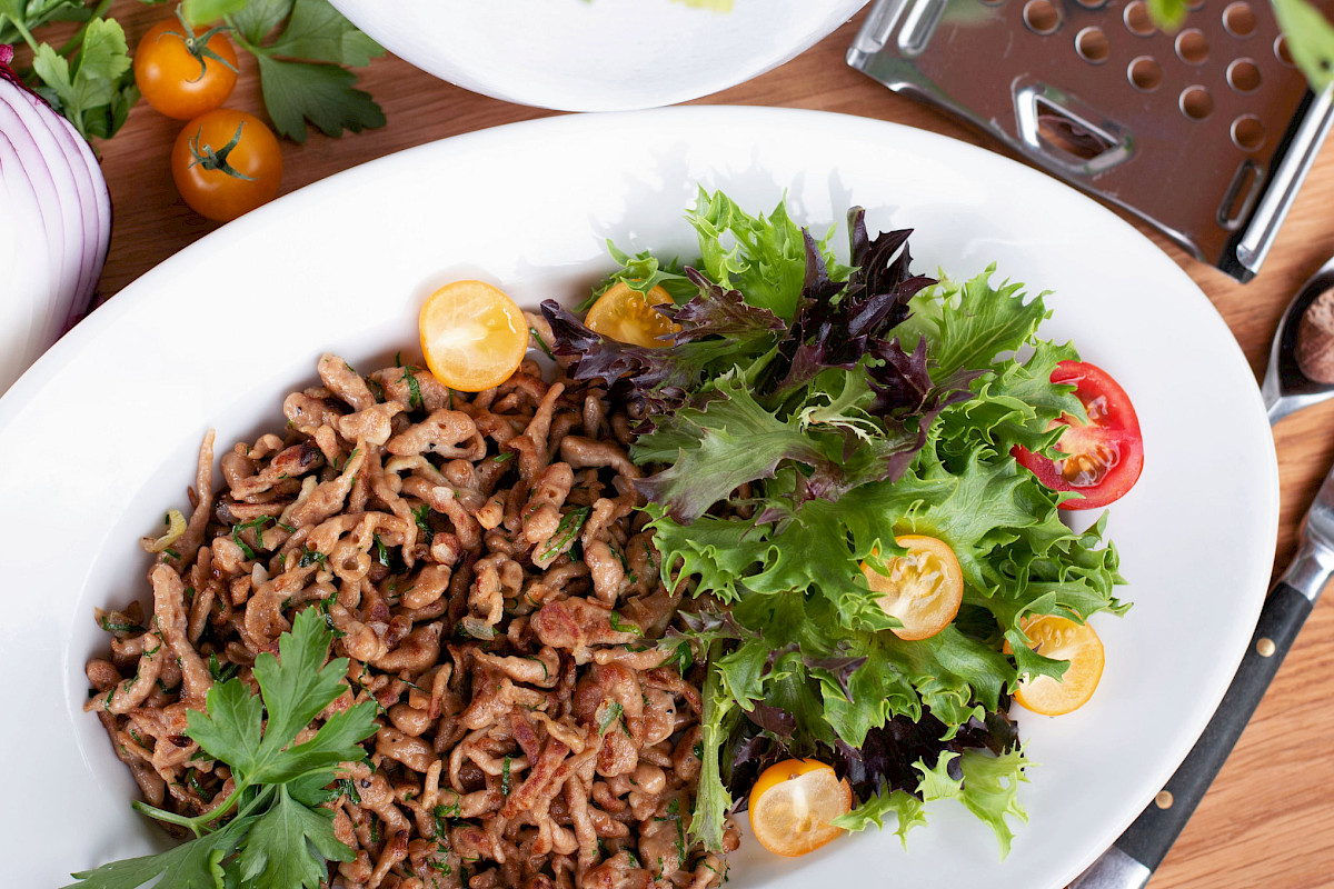 Leberspätzle mit Salat