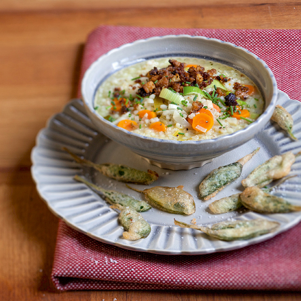 Bündner Gerstensuppe mit Räuchertofu-Bröseln