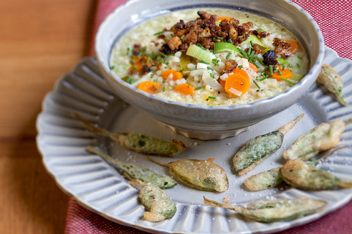 Bündner Gerstensuppe mit Räuchertofu-Bröseln