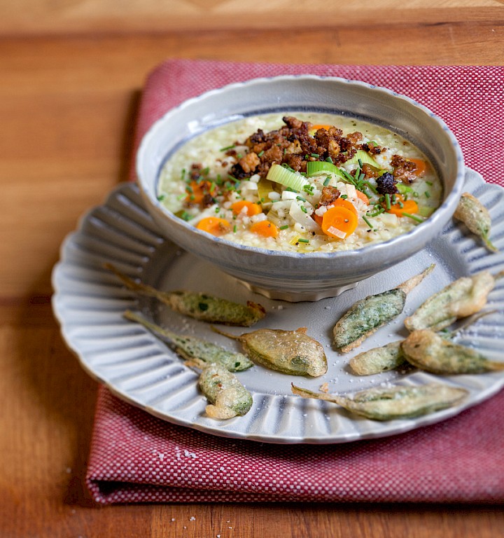Bündner Gerstensuppe mit Räuchertofu-Bröseln