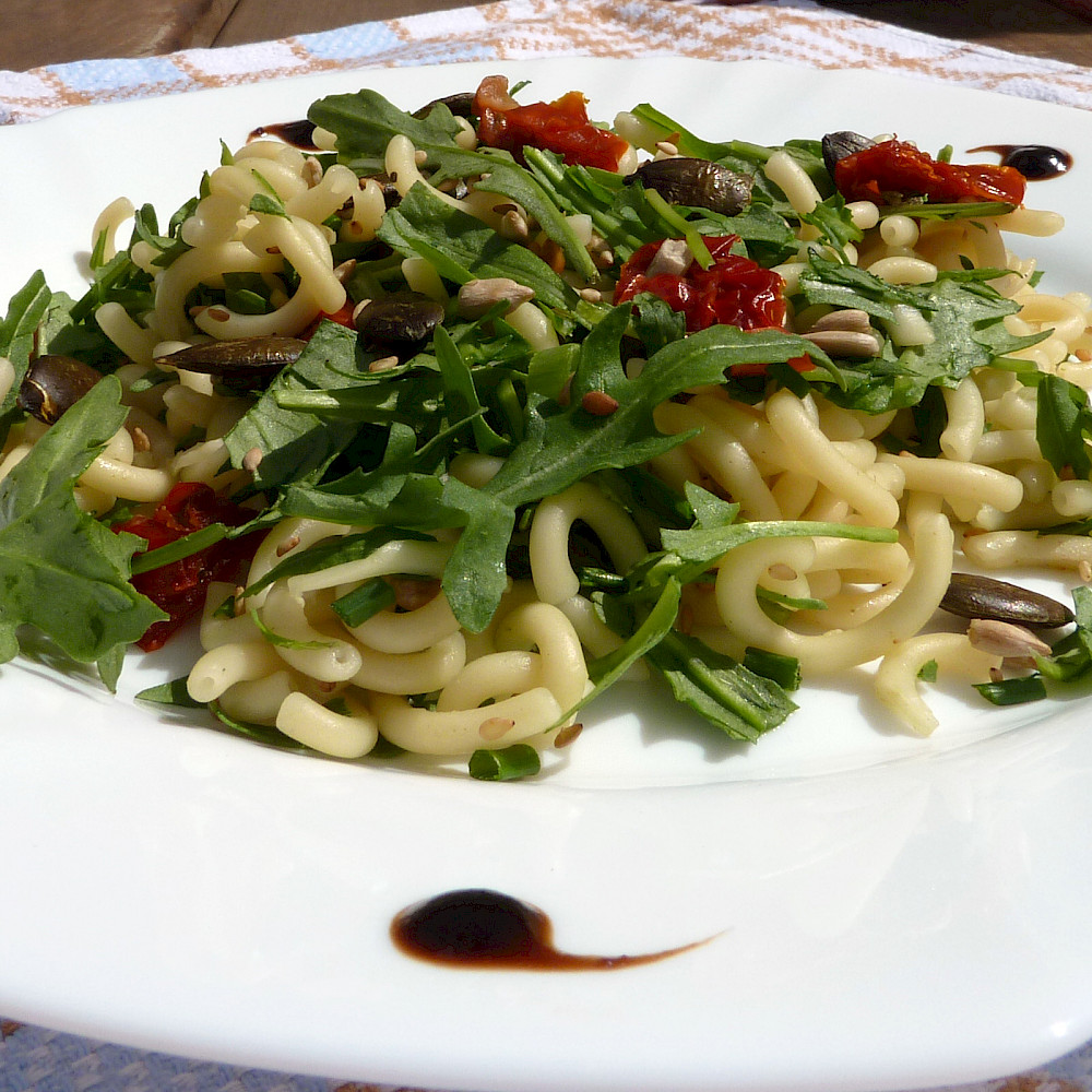 Vegetarischer Nudelsalat mit knackigen Kernen