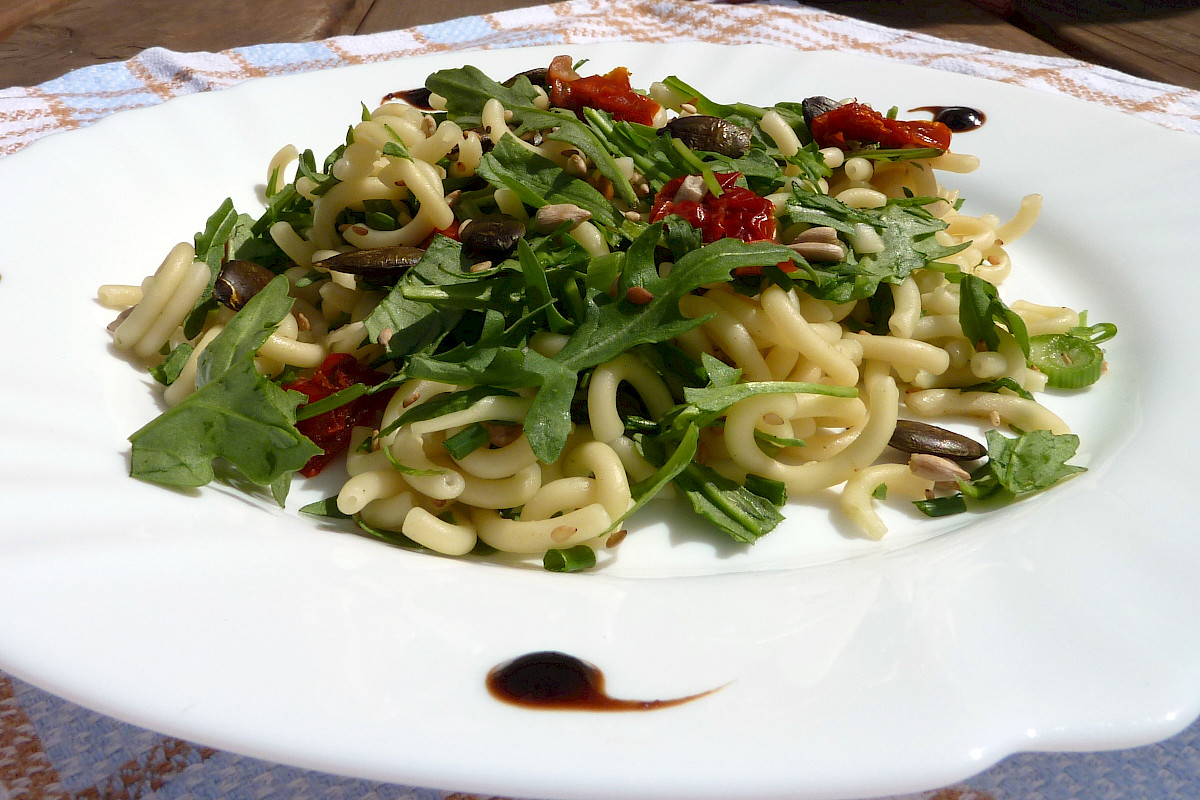 Vegetarischer Nudelsalat mit knackigen Kernen