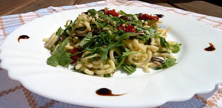 Vegetarischer Nudelsalat mit knackigen Kernen
